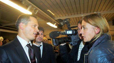 "Parlez nous de votre livre sur le don d'organes..." :) - heu... Oui, mais juste après une petite coupe de champagne avec le professeur ça vous dit??