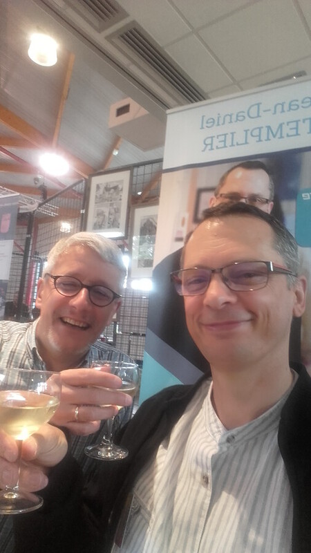 le dur m&eacute;tier d'auteur lors de salons du livre... Ah ah ah...